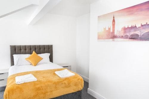 4 bedroom house, 5 double beds and free parking. Image 3