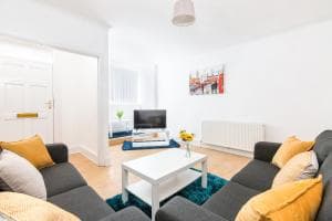 4 bedroom house, 5 double beds and free parking. Image 2