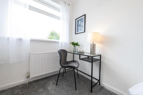 Agbrigg Park View Place - Bright 2-Bed House Image 3