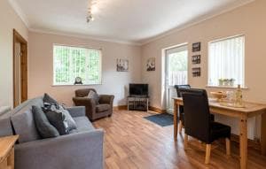 Sycamore Cottage with Hot Tub Image 2