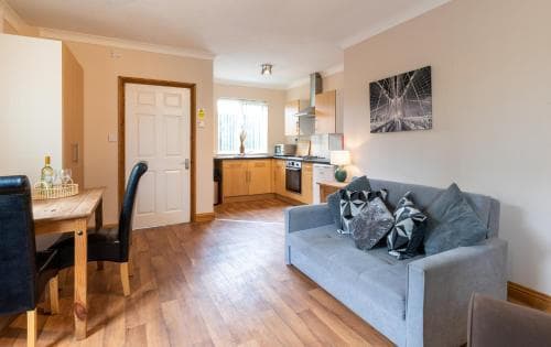 Sycamore Cottage with Hot Tub Image 3