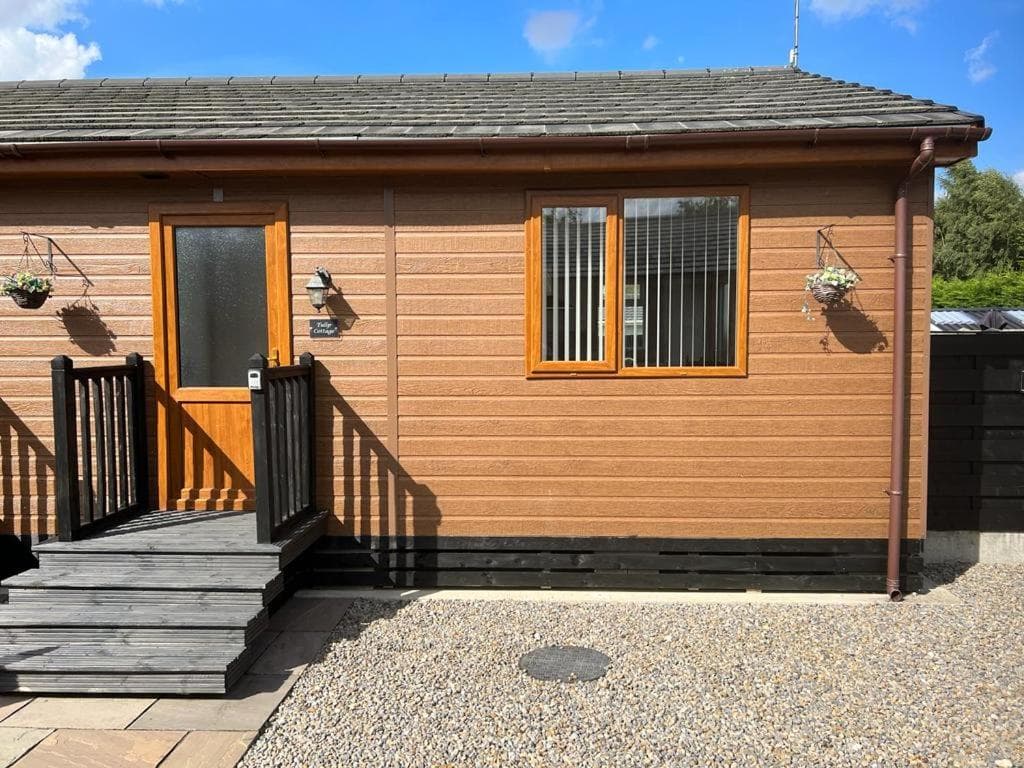 Tulip Cabin with Hot Tub Image 1