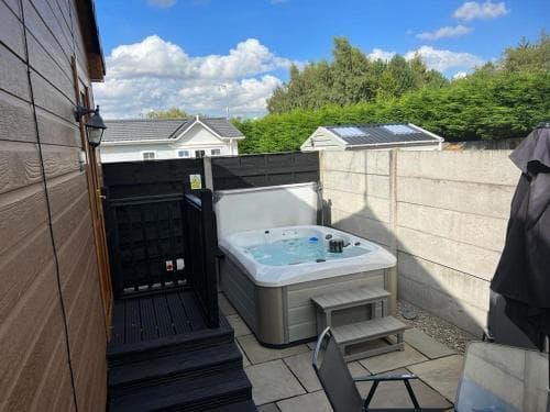 Tulip Cabin with Hot Tub Image 3