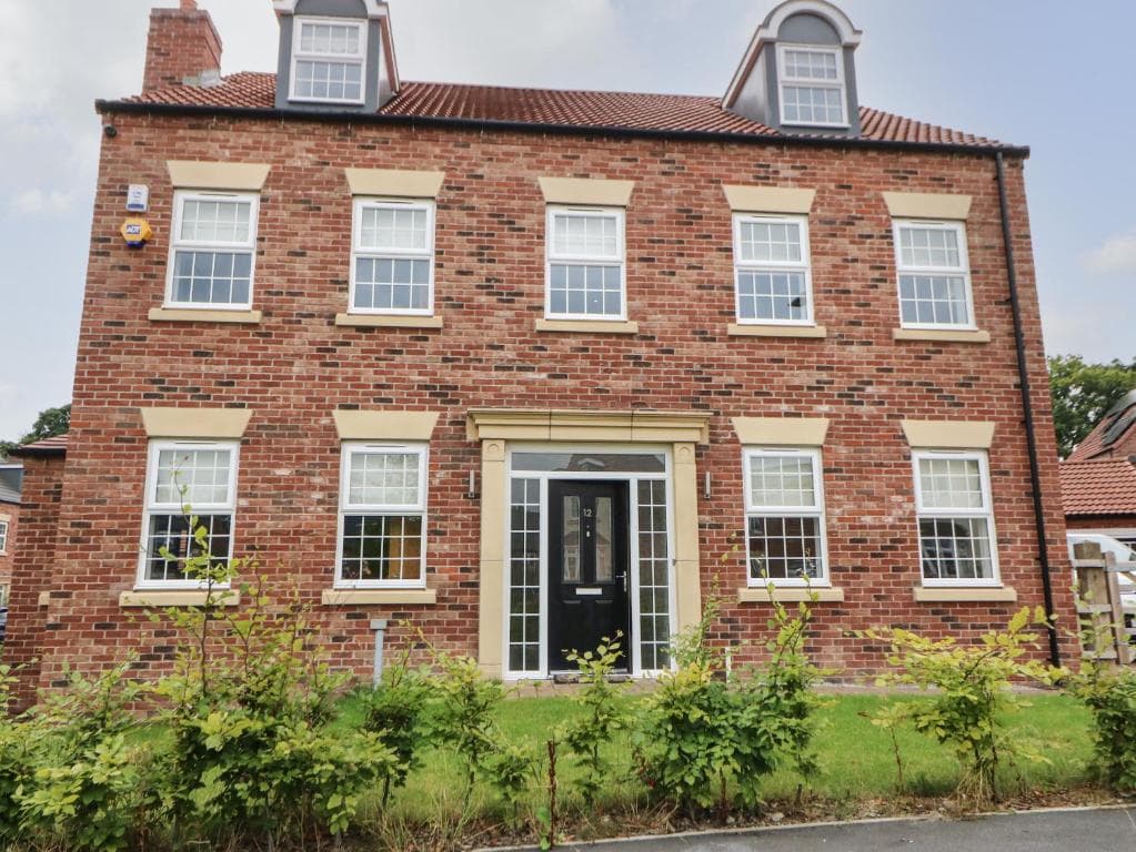 12 Lawnswood Crescent Image 1