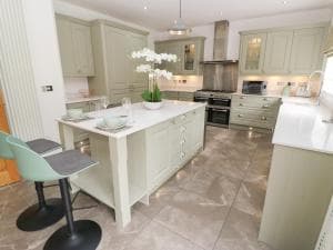 12 Lawnswood Crescent Image 2