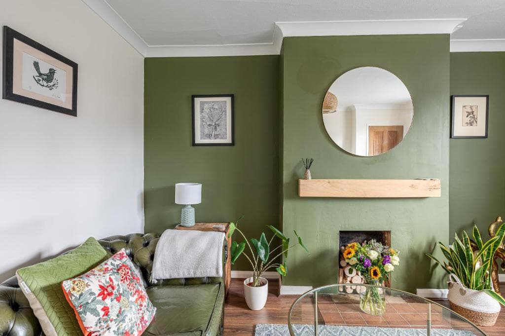 Central property with free parking, 10 min walk to Bar Walls Image 1