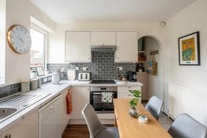 Central property with free parking, 10 min walk to Bar Walls Image 2