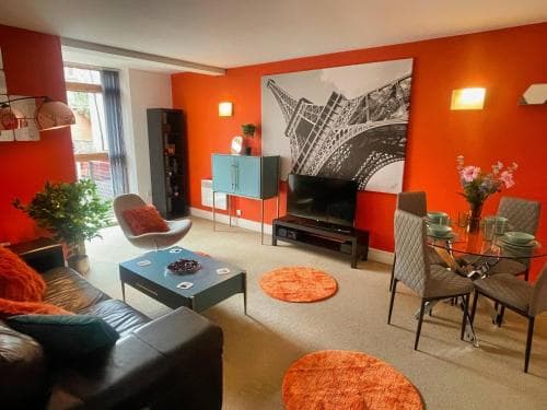 Modern and Central 1-Bedroom Apartment Image 3