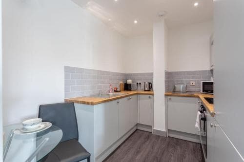 Fantastic 1 Bedroom Apartment Leeds Image 3