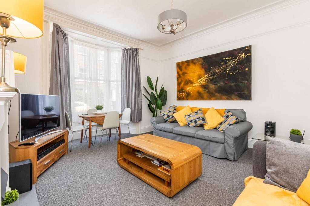 Pass the Keys Lovely Apt Minutes from the City Image 1