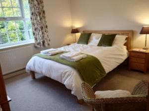 Spacious 4-Bedroom House with Garden Image 2