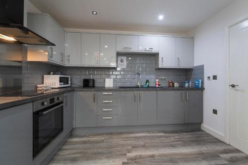 Luke Stays - Peckover Street Image 2