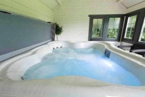 The Stables with Jacuzzi & tennis court Image 2