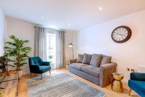 Pass the Keys Modern Smart Apt in City Centre Image 2