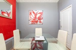 4 bedroom Town Centre Town House free parking and Wi-Fi Image 2