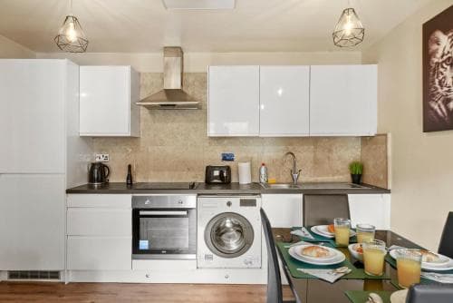 Lovely 1 bedroom unit with free parking Image 3