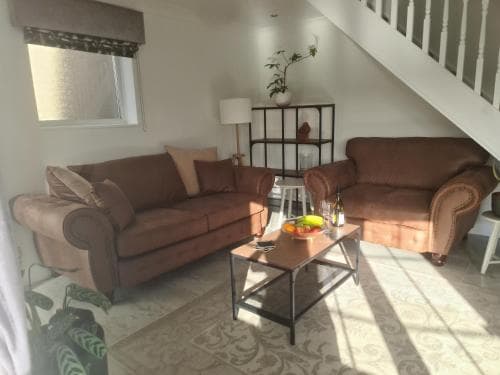 Stunning 3 Bedroom Dutch barn cottage with parking Image 3