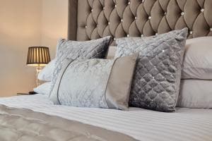 Modern Deluxe City Centre Apt & Free Secure Parking! Image 2