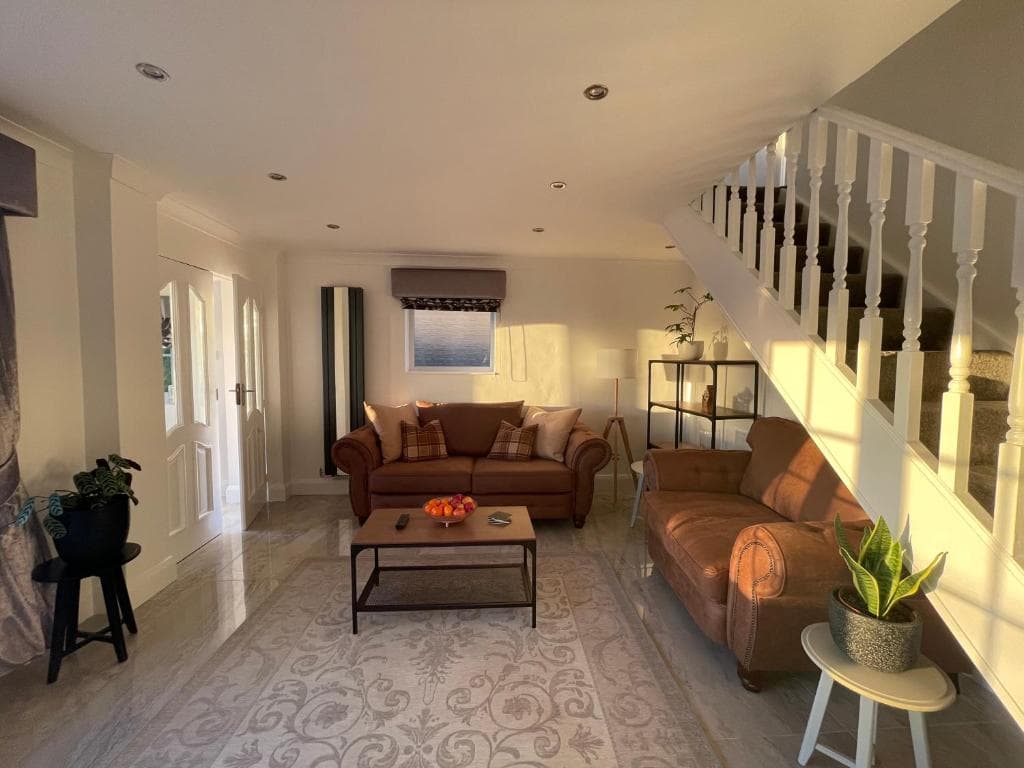 Stunning 3 Bedroom Dutch barn cottage with parking Image 1