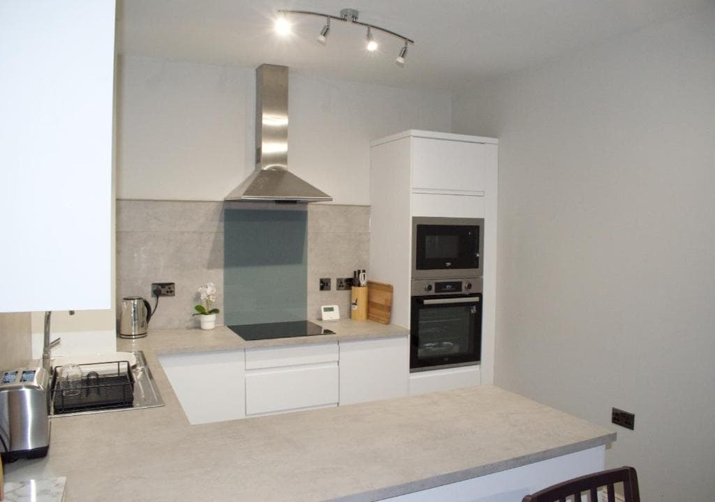 Beautifully refurbished 2 bedroom self-contained apartment with secure parking Image 4
