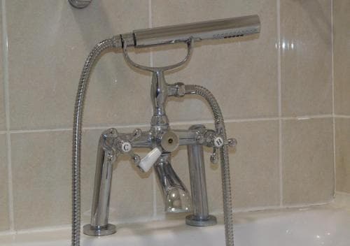 Beautifully refurbished 2 bedroom self-contained apartment with secure parking Image 6