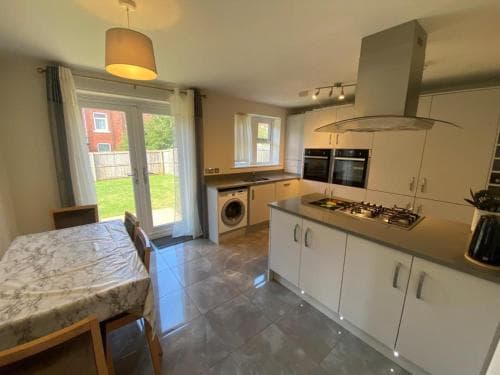 Deluxe City Centre 4 Bedroom Entire Town House Image 3