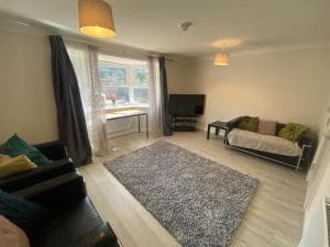 Deluxe City Centre 4 Bedroom Entire Town House Image 2