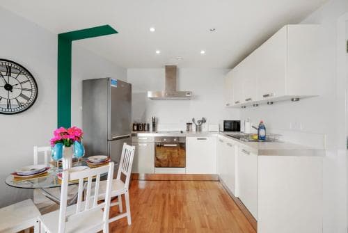 Stylish Central Sheffield Apartment - Parking Image 3