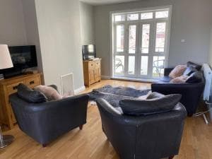 3 Bed Flat in Vibrant Sheffield Location Image 2