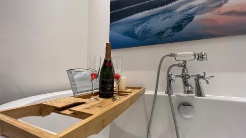 The Garden Apartment - Spacious 2 bedroom, central location Image 3