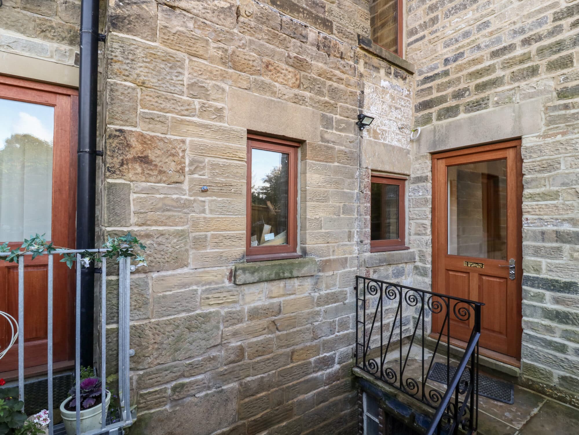 3 Chews Cottage Image 3