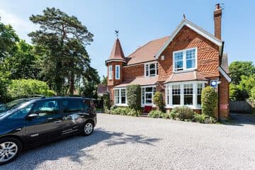 Accommodation at The Lawn Guest House in redhill aerodrome