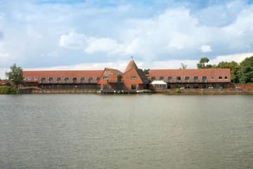 Accommodation at Lakeside International Hotel in farnborough airport