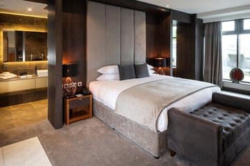 Accommodation at DoubleTree by Hilton Belfast City Ten Square in george best belfast city airport
