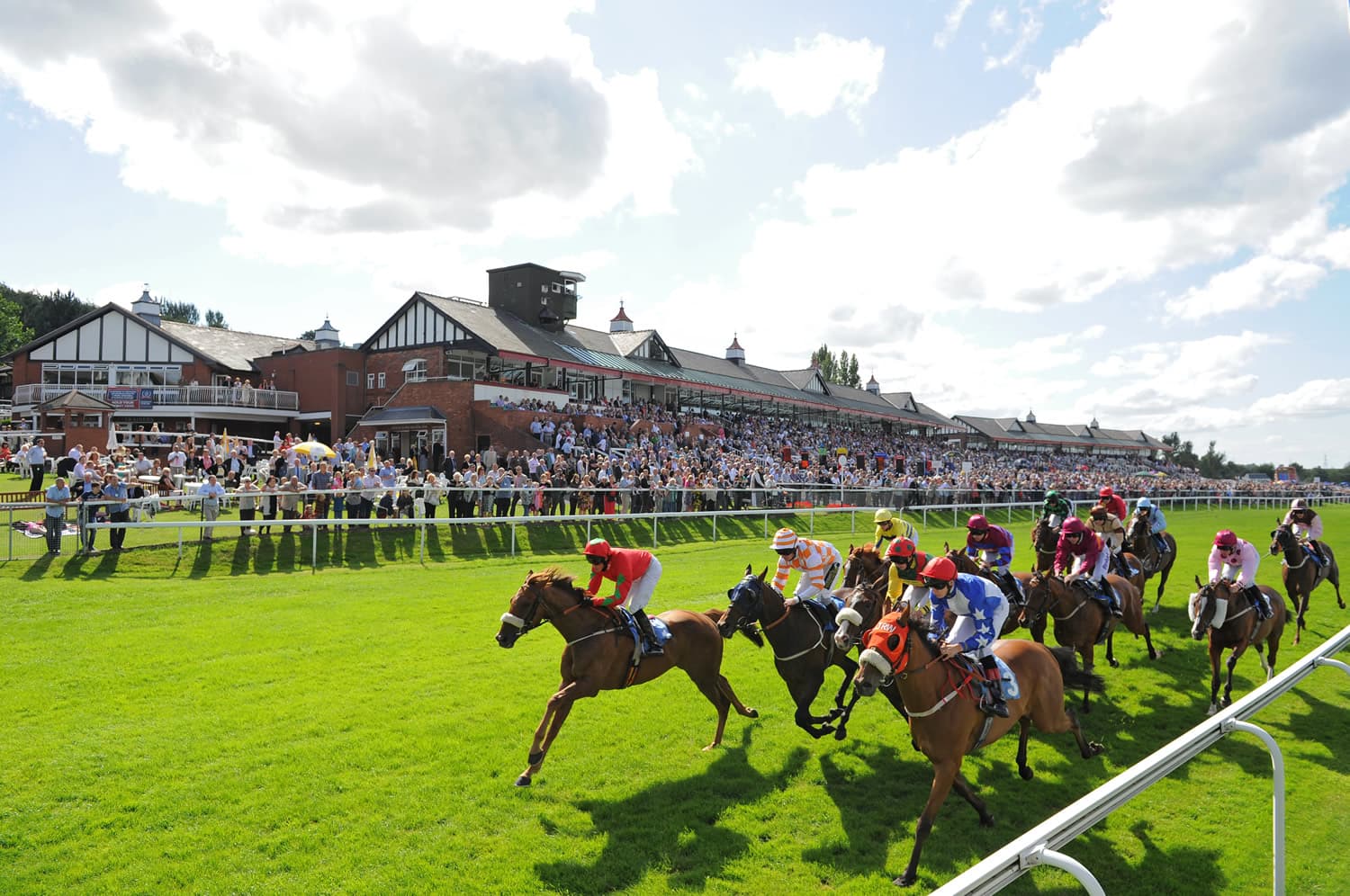Horse racing Summer Festival begins at Pontefract Racecourse