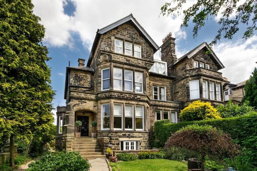 Accommodation at Central Harrogate townhouse apartment with parking in harrogate