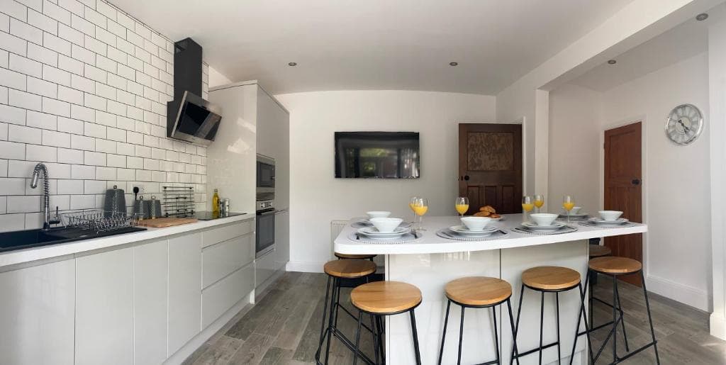 Accommodation at Bessie House Free Parking City of Doncaster Racecourse Wild Life Park airport keepmoat A1&M18 in doncaster