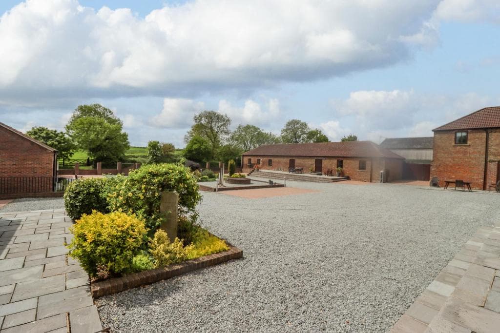 Accommodation at Cartwheels Cottage in wold newton