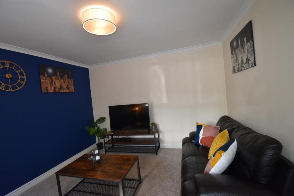 Accommodation at Impeccable 3 bed house close to amenities, 10 mins to centre in sheffield