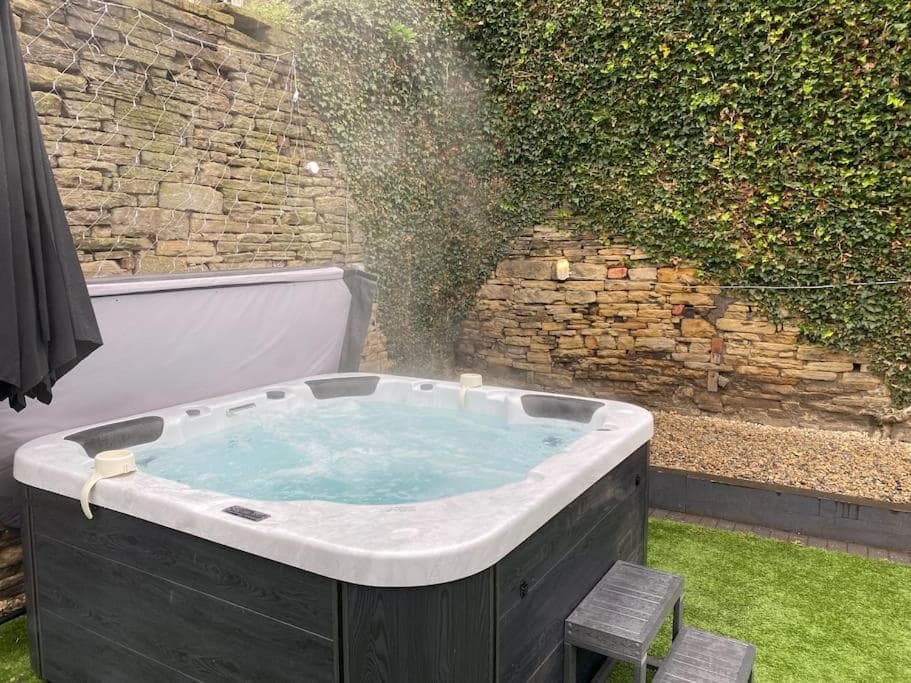 Accommodation at Honeybee Cottage, with a log fire & a hot tub. in bradford