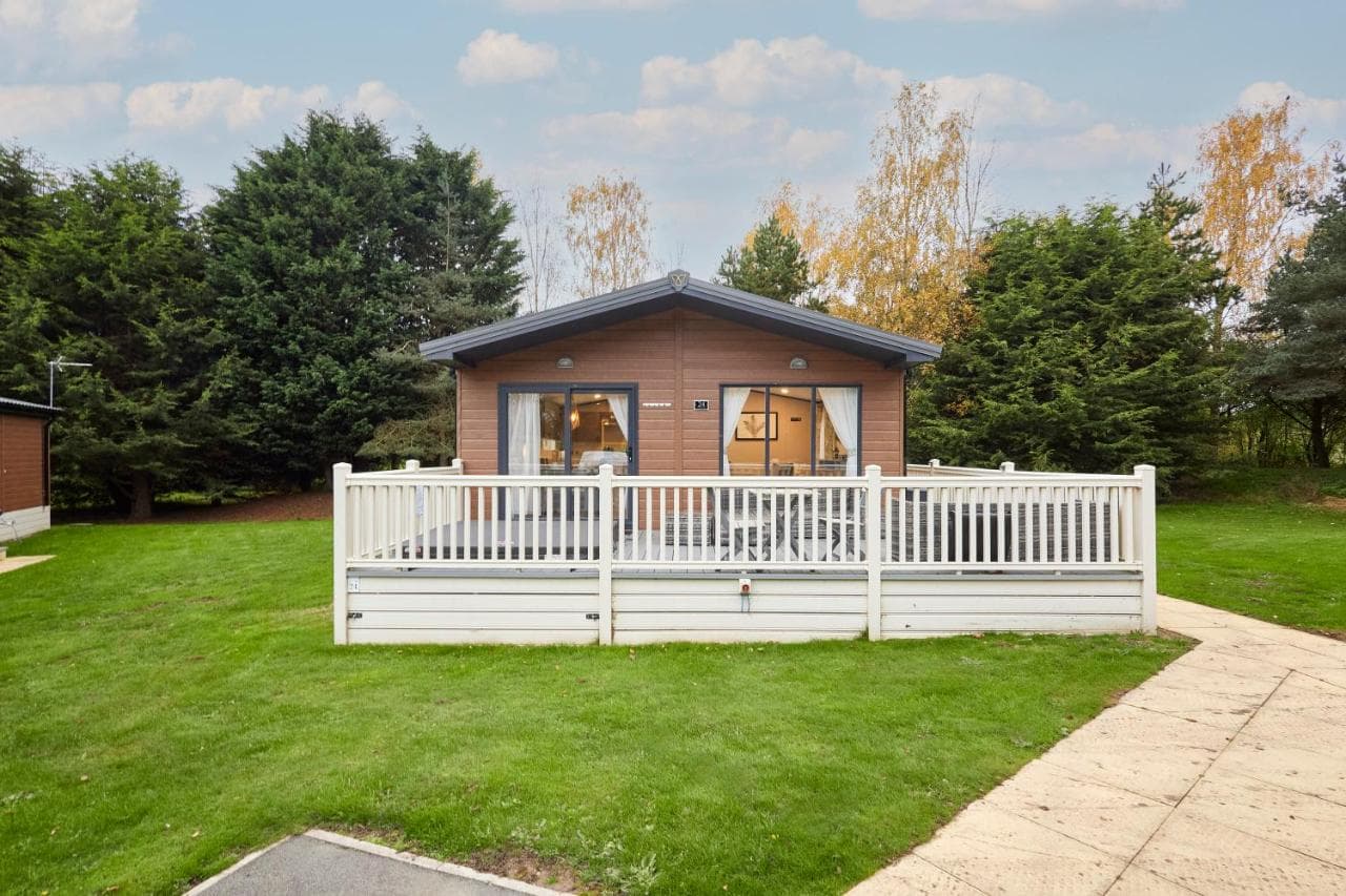 Gleneagles Lodge with Hot Tub, Allerthorpe, Yorkshire