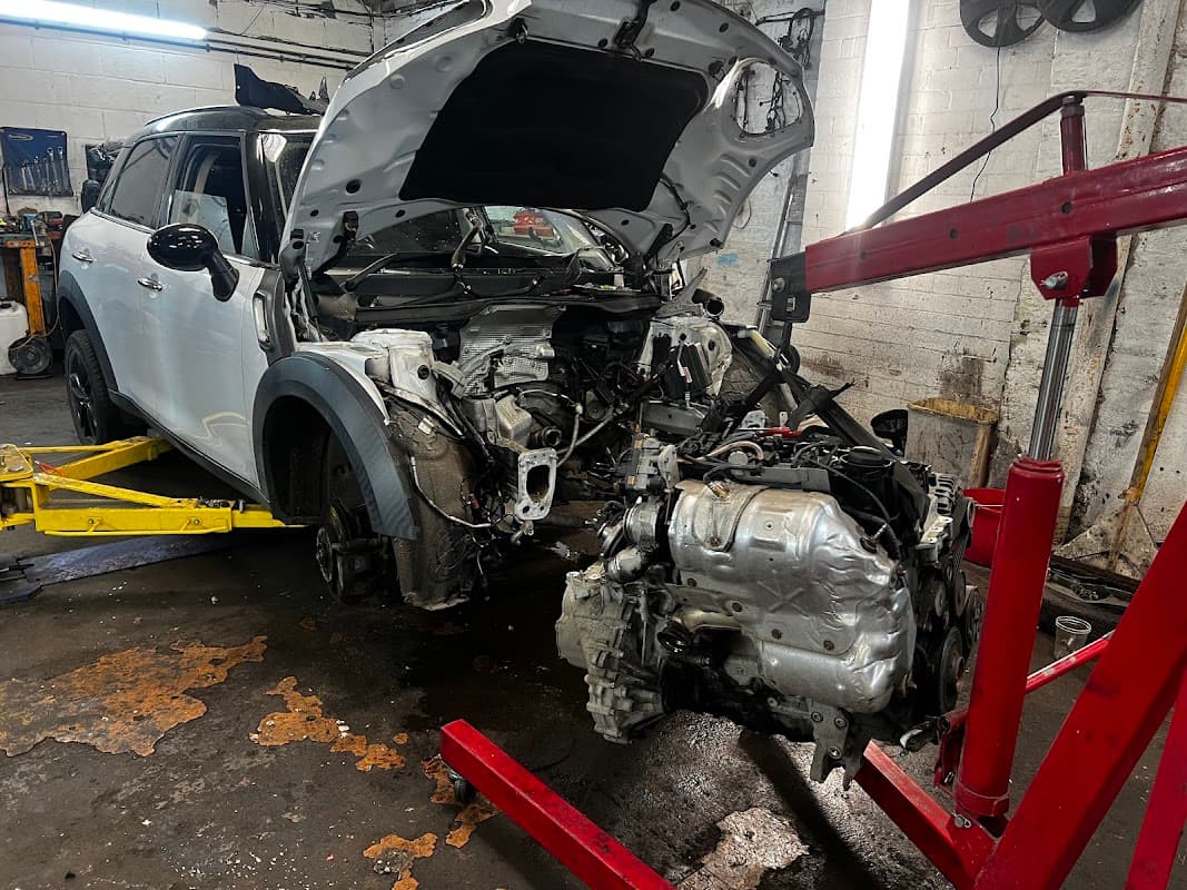 B&H Motors service Ltd - Garages in brighouse