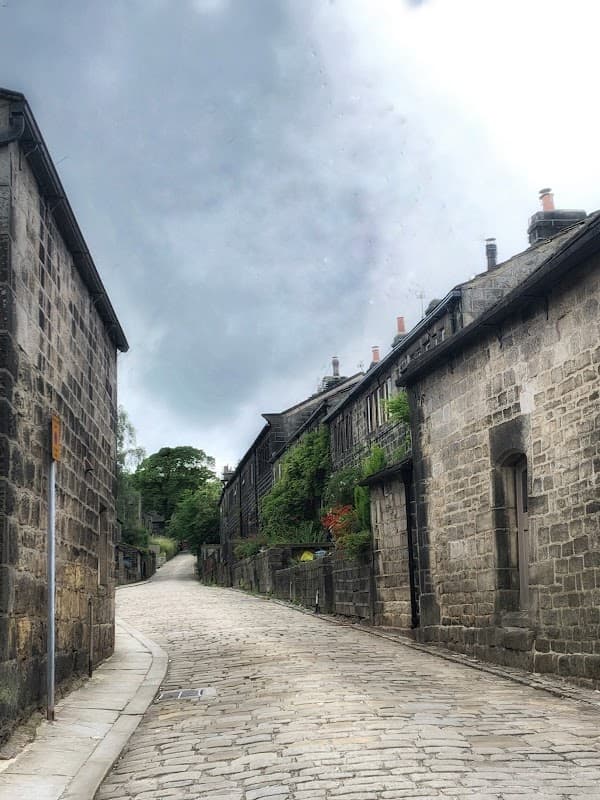 Smithwell Lane Town Gate - Bus Stations in chiserley