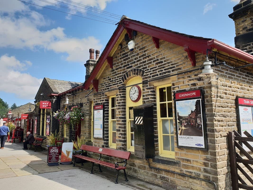 Ingrow West Station - Railway Stations in cross roads