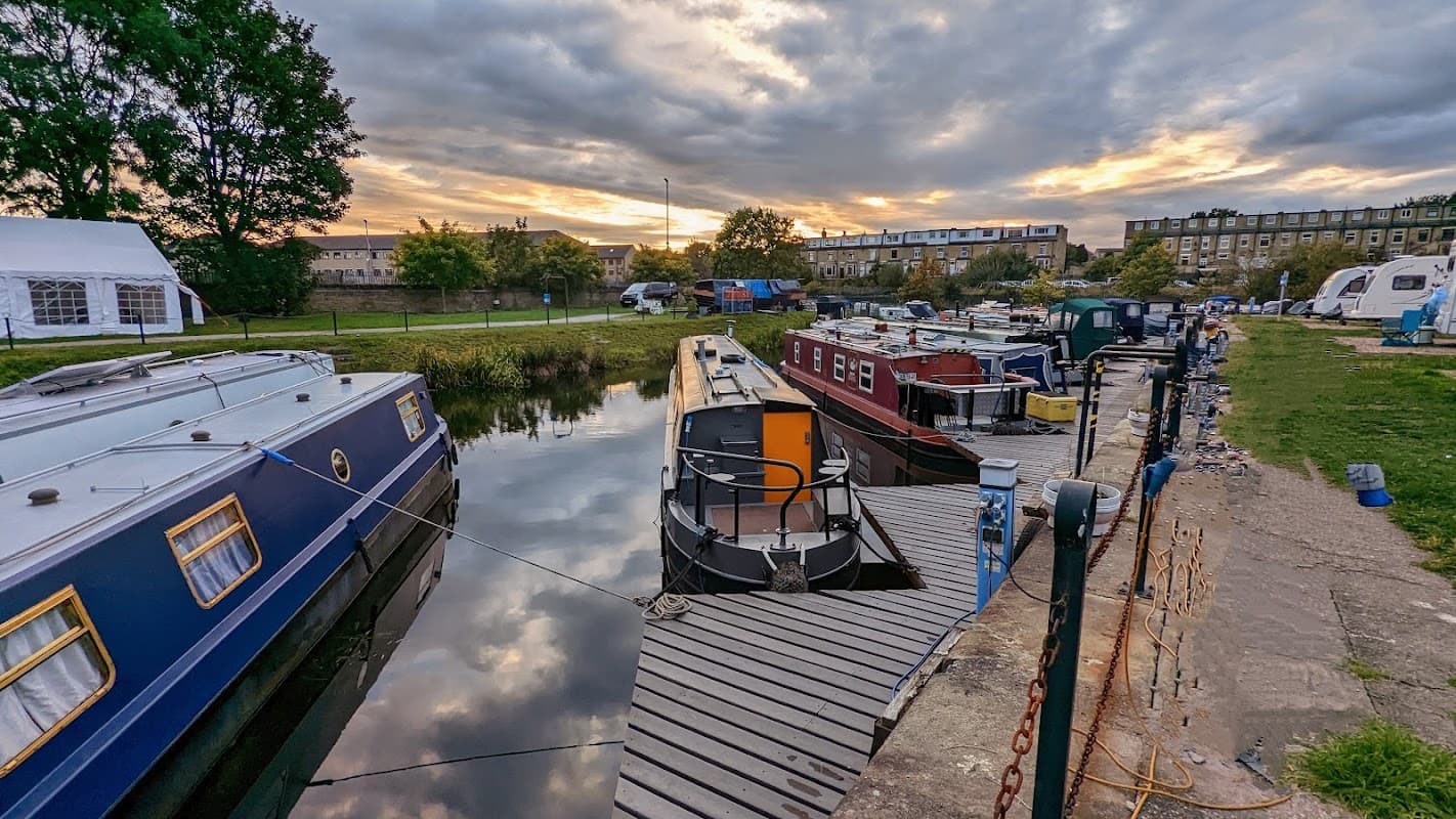 Savile Town Wharf Marina CL - Campsite in dewsbury