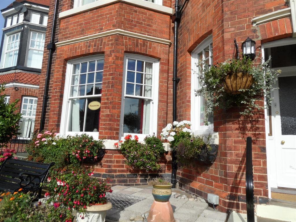 Accommodation at Glenora Guest House in whitby railway station