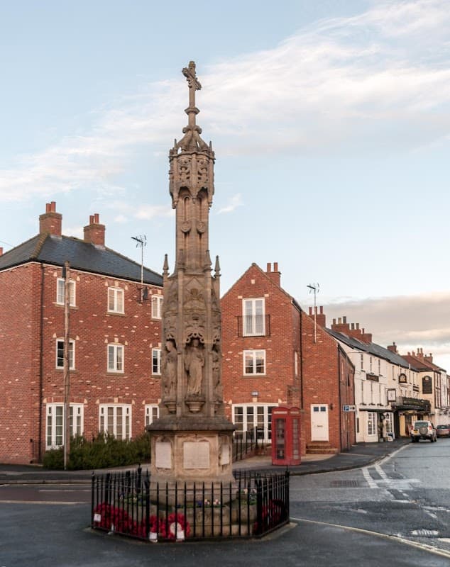Bus Stop at Howden War Memorial - Bus Stops in howden