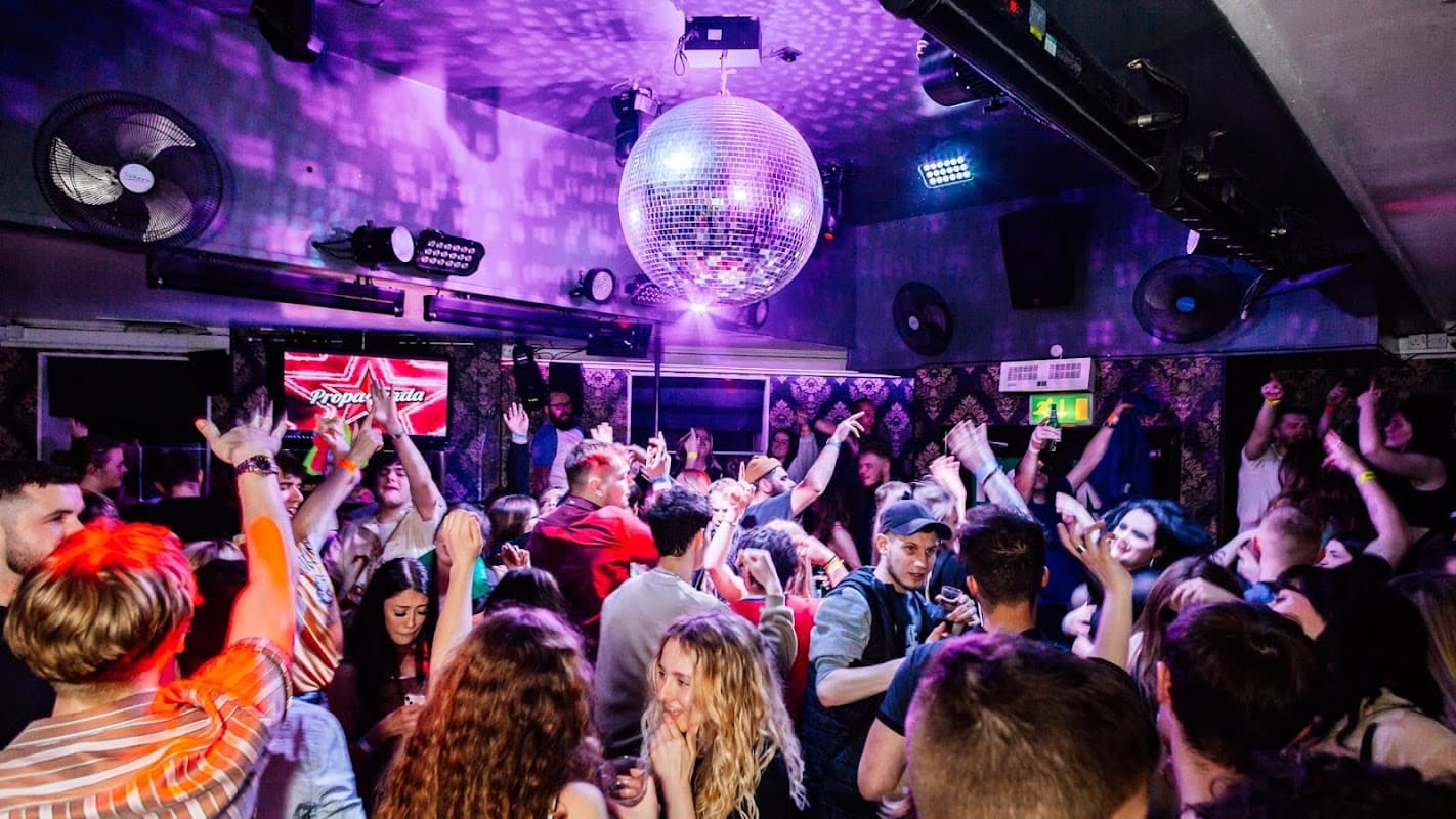 Broadway Party Bar & Courtyard - Nightclub in hull