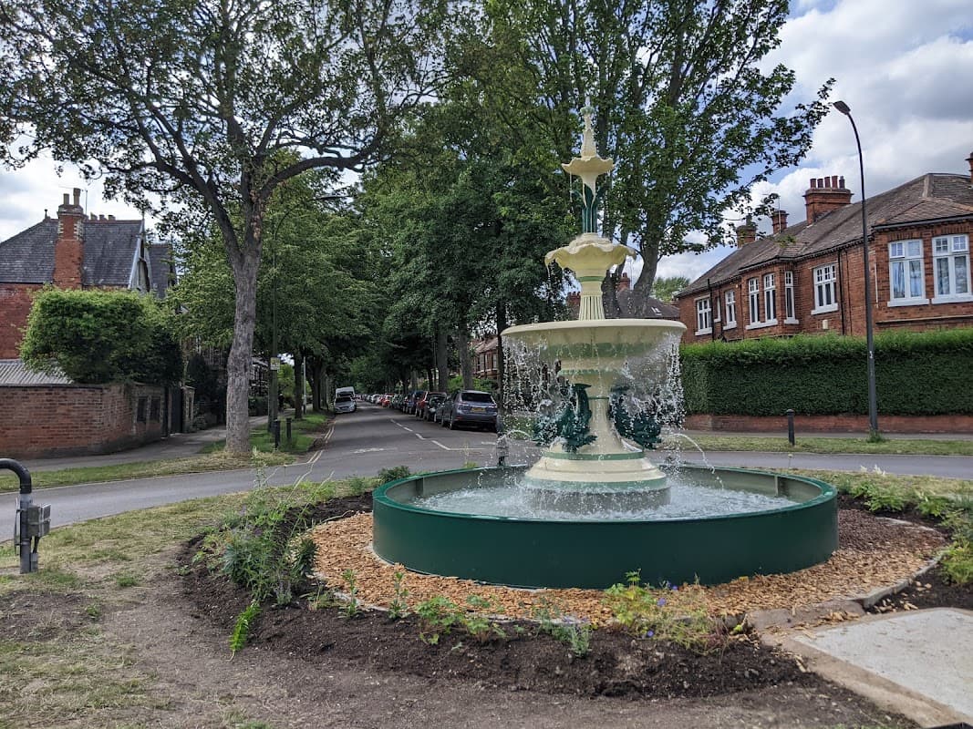 Victoria Avenue Fountain - Monuments in hull