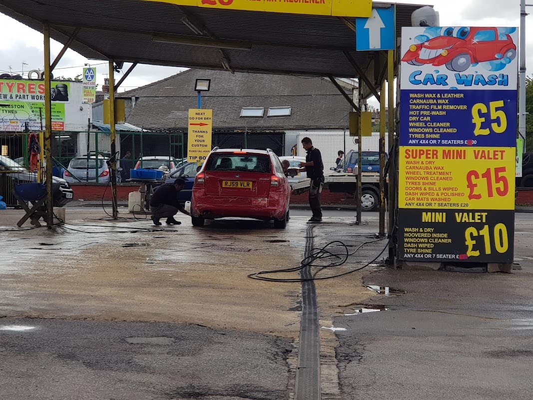 Bus Stop at Hunslet Hall Road - Bus Stops in hunslet